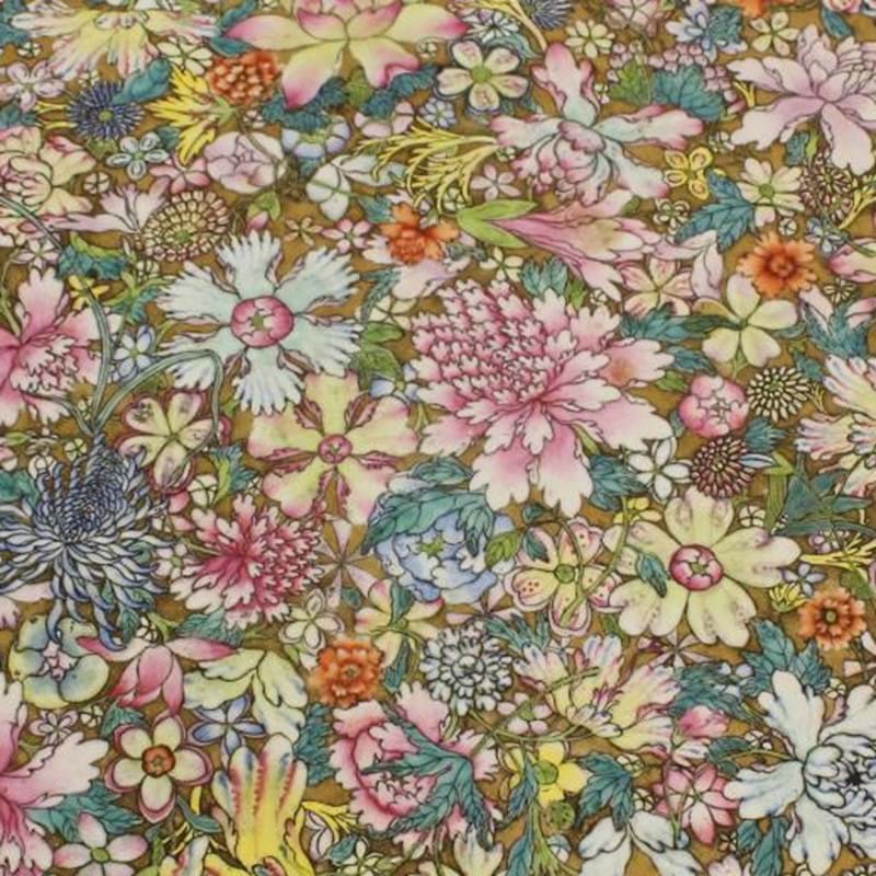 Exotic Decoration Furnishes Auction with High Bids...